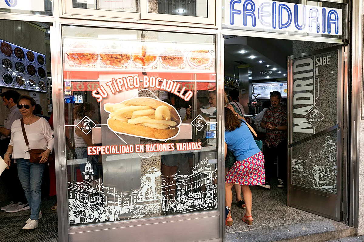 «Los españoles han asumido alegremente los clichés de los guiris. Se ve en las tiendas de Barajas, donde hay toros y flamencas»